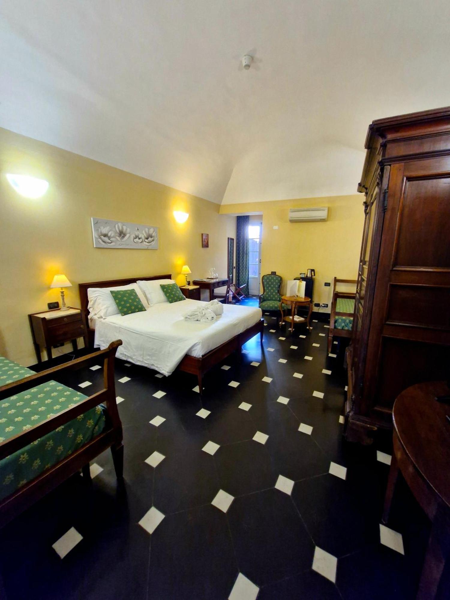 Palazzo Vescovile Hotel Нолі Екстер'єр фото