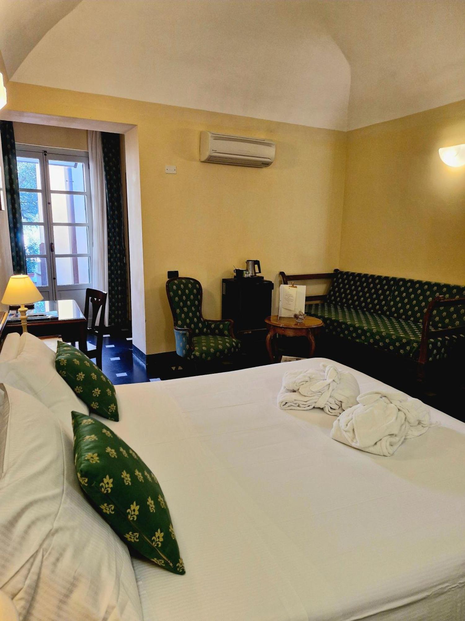 Palazzo Vescovile Hotel Нолі Екстер'єр фото